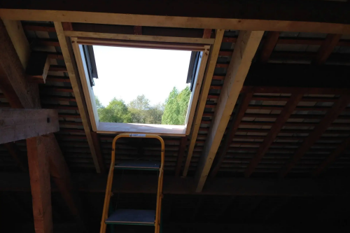 Réalisation d'une ouverture dans le toit pour la pose d'une fenêtre de toit de marque Velux
