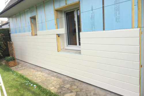 Pose d'un bardage bois extérieur avec isolant sur habitation