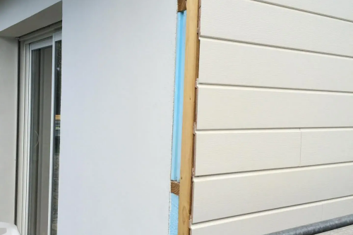 Pose d'un bardage bois extérieur avec isolant sur habitation