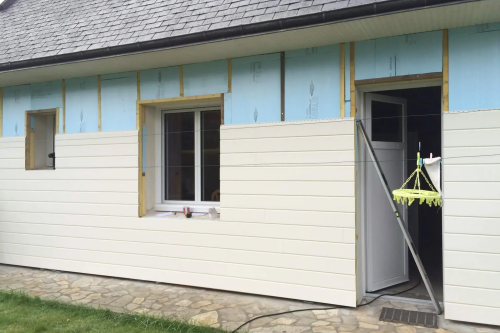 Pose d'un bardage bois extérieur avec isolant sur habitation