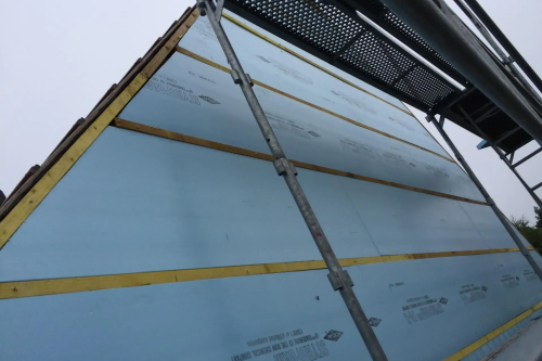 Pose d'un bardage bois extérieur avec isolant sur habitation