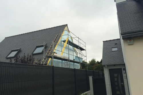 Pose d'un bardage bois extérieur avec isolant sur habitation