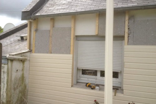 Pose d'un bardage composite extérieur sur façade