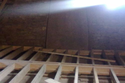 Isolation des planchers par ouate de cellulose soufflée