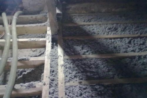 Isolation des planchers par ouate de cellulose soufflée