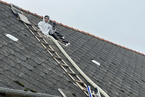 Réalisation d'une isolation par soufflage de ouate de cellulose