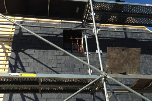 Pose d'un bardage en ardoises naturelles sur pignons