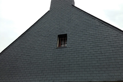 Pose d'un bardage en ardoises naturelles sur pignons