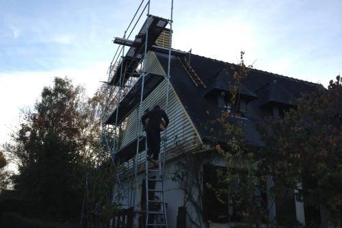 Pose d'un bardage en ardoises naturelles sur pignons