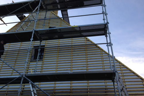 Pose d'un bardage en ardoises naturelles sur pignons