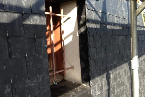 Pose d'un bardage en ardoises naturelles sur pignons