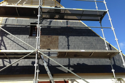 Pose d'un bardage en ardoises naturelles sur pignons