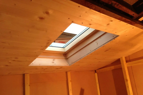 Réalisation d'une toiture + pose de 2 fenêtres de toit de marque Velux