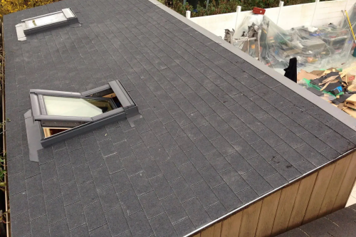 Réalisation d'une toiture + pose de 2 fenêtres de toit de marque Velux