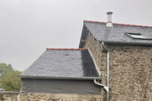 Réalisation d'une toiture en ardoises naturelles + pose gouttières