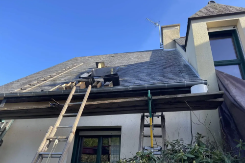 Réparation d'une toiture en ardoises naturelles et crochets inox