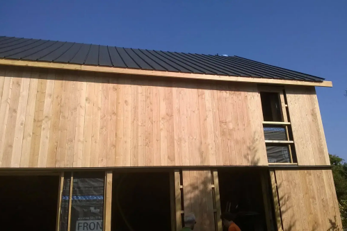 Pose d'une toiture en bac acier